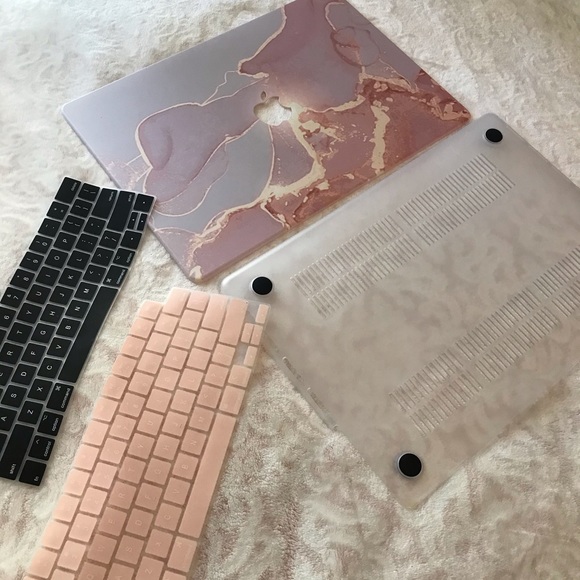 MacBook Air 13” case with 2 keyboard covers/ each keyboard layout different - Picture 4 of 4